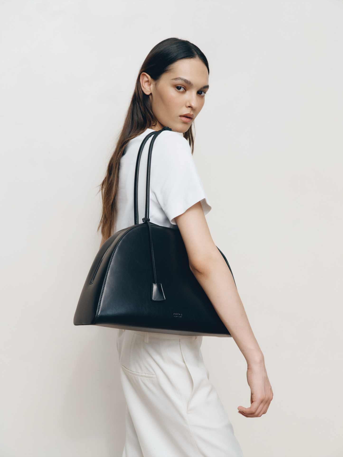 Alma Bag Tall Black Gloss